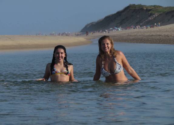 Refrescando-se em piscina natural na praia de Marconi Beach, em Cape Cod, litoral sul de Massachusetts, nos Estados Unidos